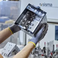 Minifaber vanta un parco macchine destinato alla progettazione e costruzione di stampi, alla lavorazione dei metalli e alla realizzazione di prodotti finiti.