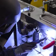 Minifaber verfügt über einen umfangreichen Maschinenpark für die Konstruktion und den Bau von Formen, die Metallbearbeitung und die Herstellung fertiger Produkte.