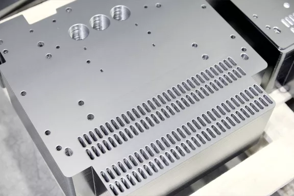 Bei Minifaber übernehmen wir alle Blechbearbeitungsprozesse, insbesondere Kaltumformungen: Tiefziehen, Stanzen, Punzen und Biegen.