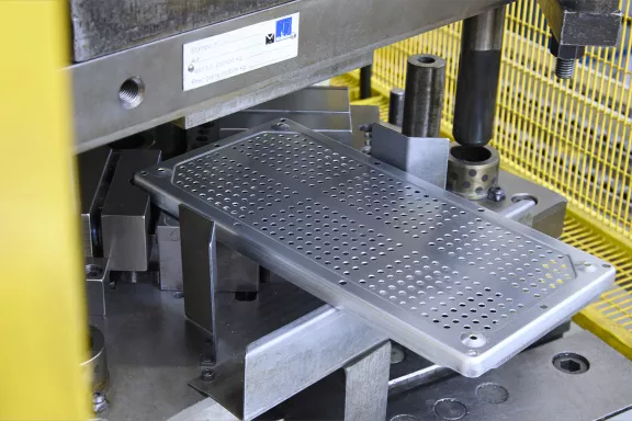 Depuis 1960, Minifaber effectue la découpe de tôles en fer, aluminium, cuivre, laiton, acier inox et alliages spéciaux. Découvrez ici nos services de découpe des métaux.