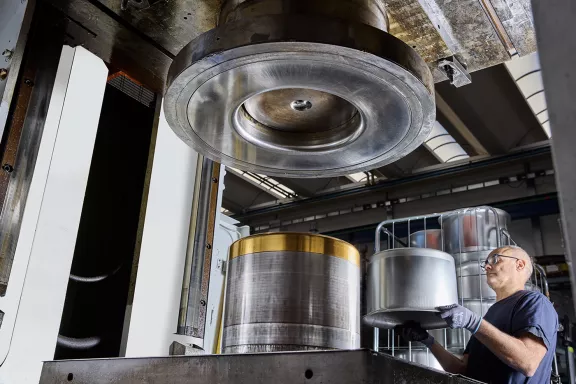 Nous réalisons l'emboutissage de différents métaux (acier, aluminium, fer, cuivre, laiton, alliages spéciaux). Découvrez comment fonctionne le processus d'emboutissage et nos services.