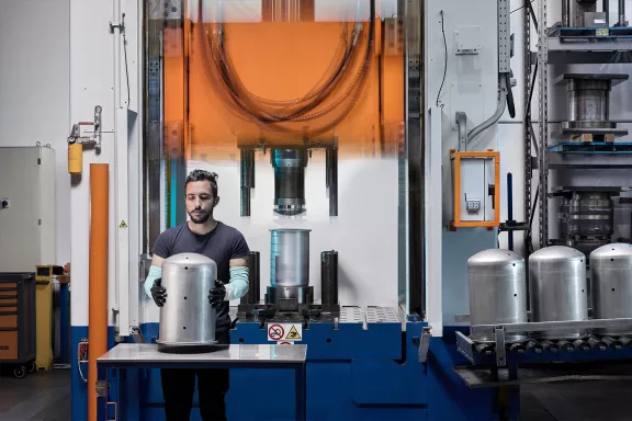 Nous réalisons l'emboutissage de différents métaux (acier, aluminium, fer, cuivre, laiton, alliages spéciaux). Découvrez comment fonctionne le processus d'emboutissage et nos services.
