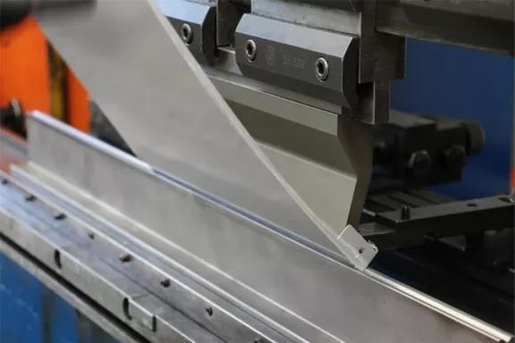 Blechbiegen für die Produktion von Prototypen sowie von kleinen und mittelgroßen Serien