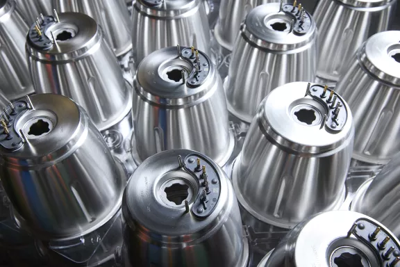 Minifaber stellt den Edelstahlbecher für multifunktionale Küchenroboter her, der zum Zubereiten und Kochen von Speisen geeignet ist. Hohe Qualität und Widerstandsfähigkeit garantiert.