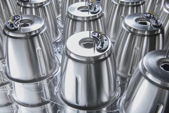 Minifaber stellt den Edelstahlbecher für multifunktionale Küchenroboter her, der zum Zubereiten und Kochen von Speisen geeignet ist. Hohe Qualität und Widerstandsfähigkeit garantiert.