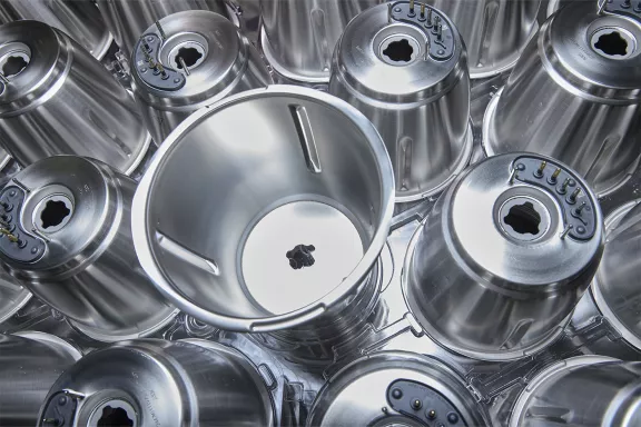 Minifaber stellt den Edelstahlbecher für multifunktionale Küchenroboter her, der zum Zubereiten und Kochen von Speisen geeignet ist. Hohe Qualität und Widerstandsfähigkeit garantiert.