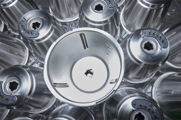 Minifaber stellt den Edelstahlbecher für multifunktionale Küchenroboter her, der zum Zubereiten und Kochen von Speisen geeignet ist. Hohe Qualität und Widerstandsfähigkeit garantiert.