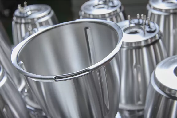 Minifaber stellt den Edelstahlbecher für multifunktionale Küchenroboter her, der zum Zubereiten und Kochen von Speisen geeignet ist. Hohe Qualität und Widerstandsfähigkeit garantiert.