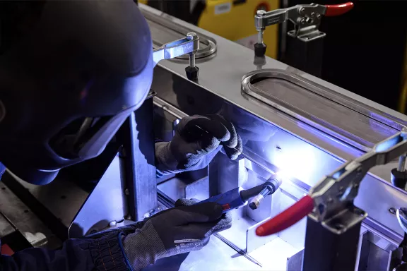 Wir führen Schweißarbeiten an Blechen mit speziellen Technologien durch: Laserschweißen, TIG- und MIG-Schweißen, Widerstands- und Projektionstechniken sowie robotergestütztes Schweißen.