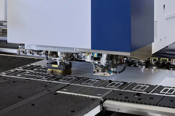 Bei Minifaber übernehmen wir alle Blechbearbeitungsprozesse, insbesondere Kaltumformungen: Tiefziehen, Stanzen, Punzen und Biegen.